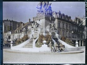 Image représentant Soldats russes devant la fontaine Subé, place Drouet d'Erlon