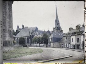 Image représentant Le clocher penché de l'église Saint-Sulpice ; à l'arrière-plan, l'église Saint-Léonard