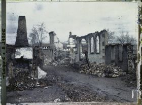 Image représentant Une rue en ruines du quartier sud. A gauche, un four