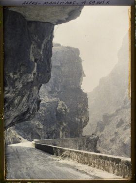 Image représentant Route sinueuse creusée dans les rochers des Gorges du Loup