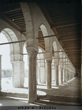 Image représentant La galerie orientale de la cour de la Grande Mosquée dans la médina