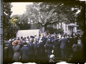 Image représentant Cinquième assemblée annuelle de la Société des Nations (SDN) à Genève. Inauguration du monument aux morts dans le jardin du consulat de France, rue Sénebier