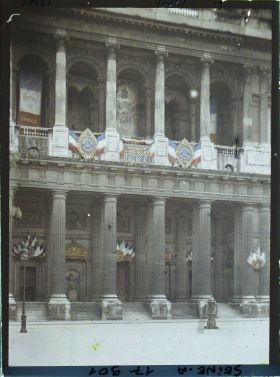Image représentant Façade de l'église Saint-Sulpice décorée en l'honneur des Alliés pour les fêtes de la Victoire des 13 et 14 juillet 1919