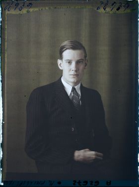 Image représentant https://musee-albert-kahn.s-museum.fr/home/NWQ2OTAwYzNmYjZlZTk1ZWQwODJmMjY4L2dlbmVyaWMtbm90aWNlLXRhYi9hdXRob3JpdHkvNjE3YTc5ZjVjZjhiODk2OGIzMzM3ZDIx/5d6900c3fb6ee95ed082f268/generic-notice-tab/authority/617a79ebcf8b8968b333758f Monsieur Phillips fils