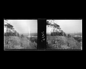 Image représentant Dans la ville chinoise, le quai non aménagé de la rive de la Hanshui ("rivière Han") près de l'embarcadère de Baojiaxiang ("ruelle de la Famille Bao")