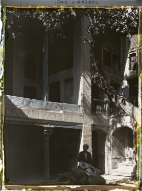 Image représentant La cour d'une vieille demeure