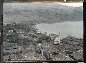 Image représentant Une partie d'Ohrid et la courbe du lac, vue prise du haut de la forteresse