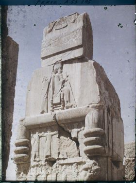 Image représentant Dans l'embrasure de la porte orientale du Tripylon, bas-relief représentant le roi Darius sur son trône sous le symbole ailé d'Ahura Mazda, soutenu par les 28 nations vassales