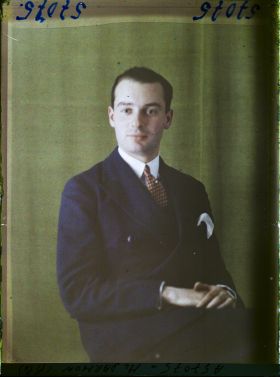 Image représentant https://musee-albert-kahn.s-museum.fr/home/NWQ2OTAwYzNmYjZlZTk1ZWQwODJmMjY4L2dlbmVyaWMtbm90aWNlLXRhYi9hdXRob3JpdHkvNjE3YTc5ZjVjZjhiODk2OGIzMzM3ZDIx/5d6900c3fb6ee95ed082f268/generic-notice-tab/authority/617a79ebcf8b8968b3336b24 Monsieur Damon fils