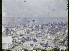 Image représentant Turquie, Constantinople, Panorama vers l'entrée du Bosphore, Yeni Validé Djami et Dalma Batsché