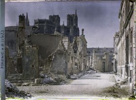 Image représentant Ruines rue Eugène Desteuque, au fond la cathédrale
