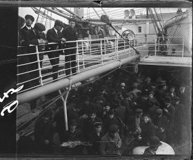 Image représentant Passagers des  2emes classes sur une passerelle au dessus de la foule des émigrants des 3emes classes entassés sur l'entrepont