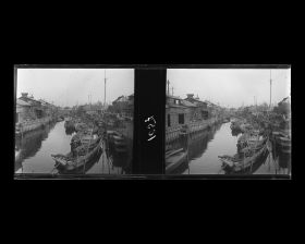 Image représentant Embarcations sur un canal dans un quartier d'habitation de la baie de Tokyo