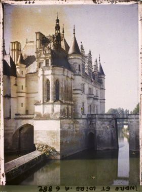 Image représentant La chapelle et l'entrée du château construit au dessus du Cher