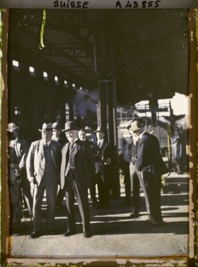 Image représentant Cinquième assemblée annuelle de la Société des Nations (SDN) à Genève. Lord Parmoor et M. Andersen attendent l'arrivée de M. MacDonald à la gare