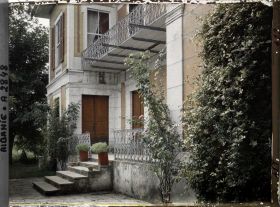 Image représentant Le perron de la maison d'Essad