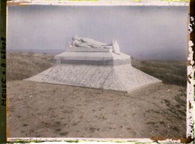 Image représentant Meuse, Douaumont, Le tombeau d'un poilu
