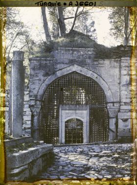 Image représentant Porte d'un mausolée : porte grillagée sur une allée pavée permettant d'accéder à une cour derrière l'Eyüp Sultan Camii