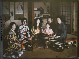 Image représentant Résidence de la famille Kitashirakawa (intérieur), la princesse Kitashirakawa (Fusako), ses trois filles (prénommées Mineko, Sawako et Taeko) et leur cousine, la princesse Takeda Ayako