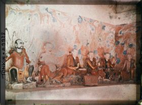 Image représentant Des statues bouddhiques (arhats ?) sur les bas-côtés d'un autel, à l'intérieur du temple