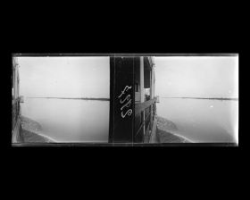 Image représentant La vague d'étrave du vapeur chinois Kiang-Yu, vue du pont supérieur côté tribord sur le Yangzijiang ("fleuve Bleu")