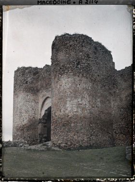 Image représentant La porte de la vieille forteresse vue de l'extérieur