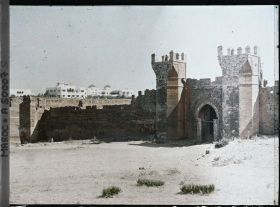 Image représentant La porte de la nécropole de Chella : au loin à gauche, la résidence