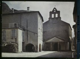 Image représentant La place de la vieille ville et l'église