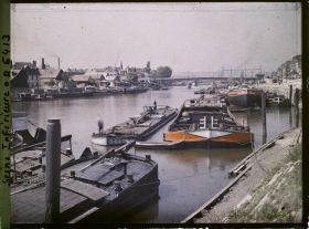 Image représentant Bateaux sur la Seine vue vers l'aval