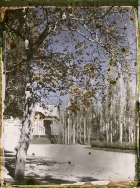 Image représentant la mosquée de Paghman vue de profil avec son porche construit par l'architecte italien A. De Gado