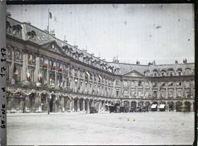 Image représentant La place Vendôme décorée des drapeaux alliés pour les fêtes de la Victoire des 13 et 14 juillet 1919