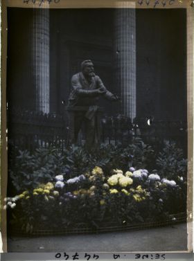 Image représentant La statue de Jaurès devant le Panthéon, le jour de la translation de ses cendres dans la crypte
