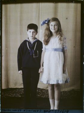 Image représentant https://musee-albert-kahn.s-museum.fr/home/NWQ2OTAwYzNmYjZlZTk1ZWQwODJmMjY4L2dlbmVyaWMtbm90aWNlLXRhYi9hdXRob3JpdHkvNjE3YTc5ZjVjZjhiODk2OGIzMzM3ZDIx/5d6900c3fb6ee95ed082f268/generic-notice-tab/authority/617a79ebcf8b8968b333705c Mademoiselle Daria Kamenka et son neveu  https://musee-albert-kahn.s-museum.fr/home/NWQ2OTAwYzNmYjZlZTk1ZWQwODJmMjY4L2dlbmVyaWMtbm90aWNlLXRhYi9hdXRob3JpdHkvNjE3YTc5ZjVjZjhiODk2OGIzMzM3ZDIx/5d6900c3fb6ee95ed082f268/generic-notice-tab/authority/617a79ebcf8b8968b333705f Sacha Kamenka