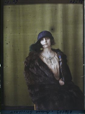 Image représentant https://musee-albert-kahn.s-museum.fr/home/NWQ2OTAwYzNmYjZlZTk1ZWQwODJmMjY4L2dlbmVyaWMtbm90aWNlLXRhYi9hdXRob3JpdHkvNjE3YTc5ZjVjZjhiODk2OGIzMzM3ZDIx/5d6900c3fb6ee95ed082f268/generic-notice-tab/authority/617a79ebcf8b8968b3336ec3 Madame Guillemot