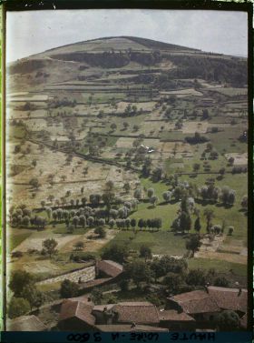 Image représentant Toits du village et paysage de culture, vue prise du château vers le sud-ouest