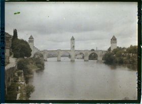 Image représentant France, Cahors, Le pont Valentré vue prise de la rive gauche du  Lot vers l'aval
