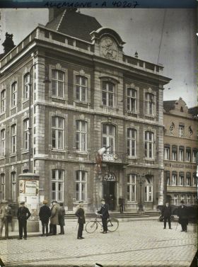 Image représentant Prusse, Düren, Hôtel de Ville avec drapeau Rhénan