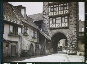 Image représentant France, Riquewihr, La Dolder et vieilles maisons