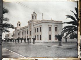 Image représentant L'Ecole supérieure de garçons, le bâtiment affecté au logement des instituteurs et institutrices.