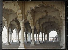 Image représentant Vue intérieure de la salle des audiences publiques (Diwan-i-Am) dans le fort Rouge (Lal Qila)