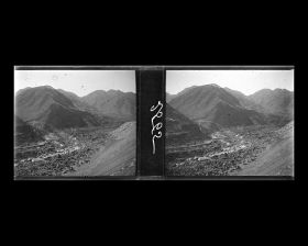 Image représentant Le paysage montagneux avec un cours d'eau en contrebas de la vallée