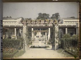 Image représentant L'Exposition des arts décoratifs, Jardin de Vacherot et Riousse sur l'esplanade des Invalides, entre le Pavillon de Mulhouse et Hôtel du Collectionneur