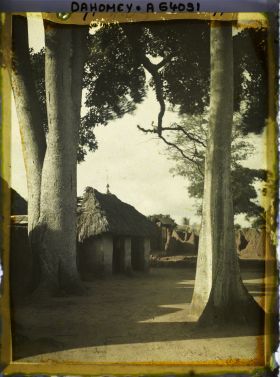 Image représentant Cases de fétiches dans le village indigène