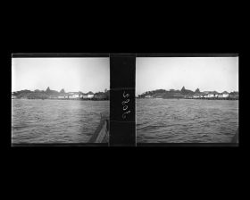 Image représentant Arrivée en vue d'un village sur pilotis dans la lagune
