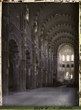 Image représentant France, Vézelay, L'ensemble de la nef centrale de la Madeleine, vue prise du narthex