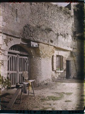 Image représentant Dans la cour d'une maison troglodyte