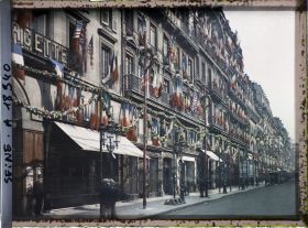 Image représentant La rue de la Paix décorée pour les fêtes de la Victoire
