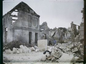 Image représentant France, Crouy, Taillleurs de pierre dans les ruines