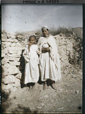 Image représentant Jeune femme et garçon berbères