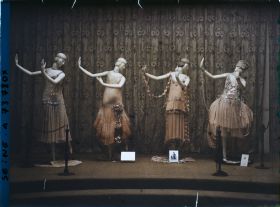 Image représentant L'Exposition des arts décoratifs, Costumes de scène, classe 24, théâtre, dans le Grand Palais